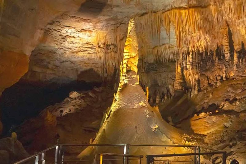 SARCÓFAGOS DE KARAJÍA Y CAVERNA DE QUIOCTA (LA PRIMERA CAVERNA ILUMINADA DEL PERÚ)